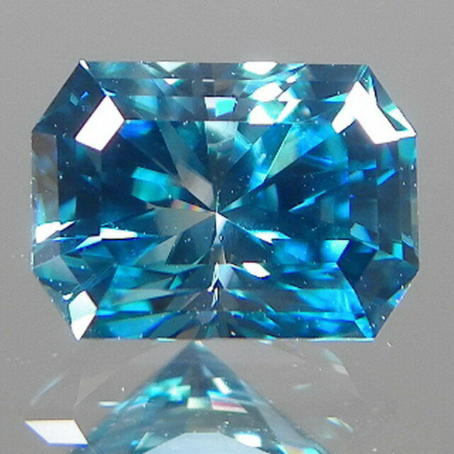 ブルージルコン　カスタムカット　2.289ct【簡易鑑別済】