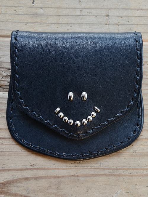 CROSSED ARROWS(クロッシード アローズ)SMILE COINCASE 牛革 本革 シルバー スタッズ 財布 男性用 女性用 ユニセックス ピースマーク ニコちゃん 小銭入れ コインケース 黒色 日本製 ハンドメイト スマイル スマイリーフェイス