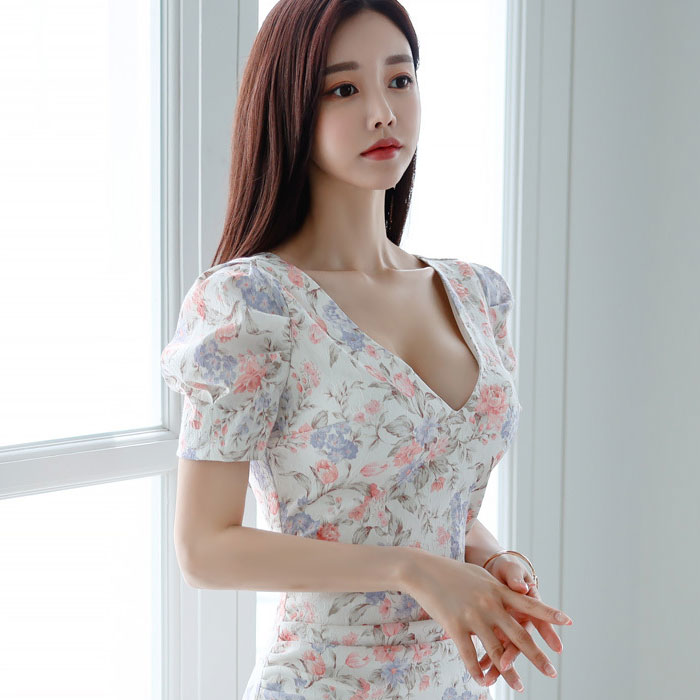 ワンピース 花柄 半袖 ボリューム袖 おしゃれ エレガント ショート丈 ミニ 胸元 胸開き タイト タイトワンピース タイトミニ かわいい きれいめ 綺麗 キレイめ 大人 スタイル ドレス ディナー セクシー 細見え 細く見える 着痩せ 着やせ 色気 30代 韓国 白 服 春夏
