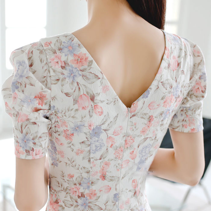 ワンピース 花柄 半袖 ボリューム袖 おしゃれ エレガント ショート丈 ミニ 胸元 胸開き タイト タイトワンピース タイトミニ かわいい きれいめ 綺麗 キレイめ 大人 スタイル ドレス ディナー セクシー 細見え 細く見える 着痩せ 着やせ 色気 30代 韓国 白 服 春夏