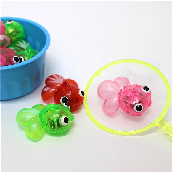 水に浮くすくい用おもちゃ ピカピカ光って浮かぶちょっと大きめの金魚