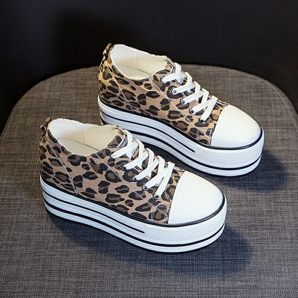 レディース スニーカー 　厚底　 25cm 　ヒョウ柄　新品タグつき ヒョウ柄 アディダス レディース 厚底 スニーカー adidas