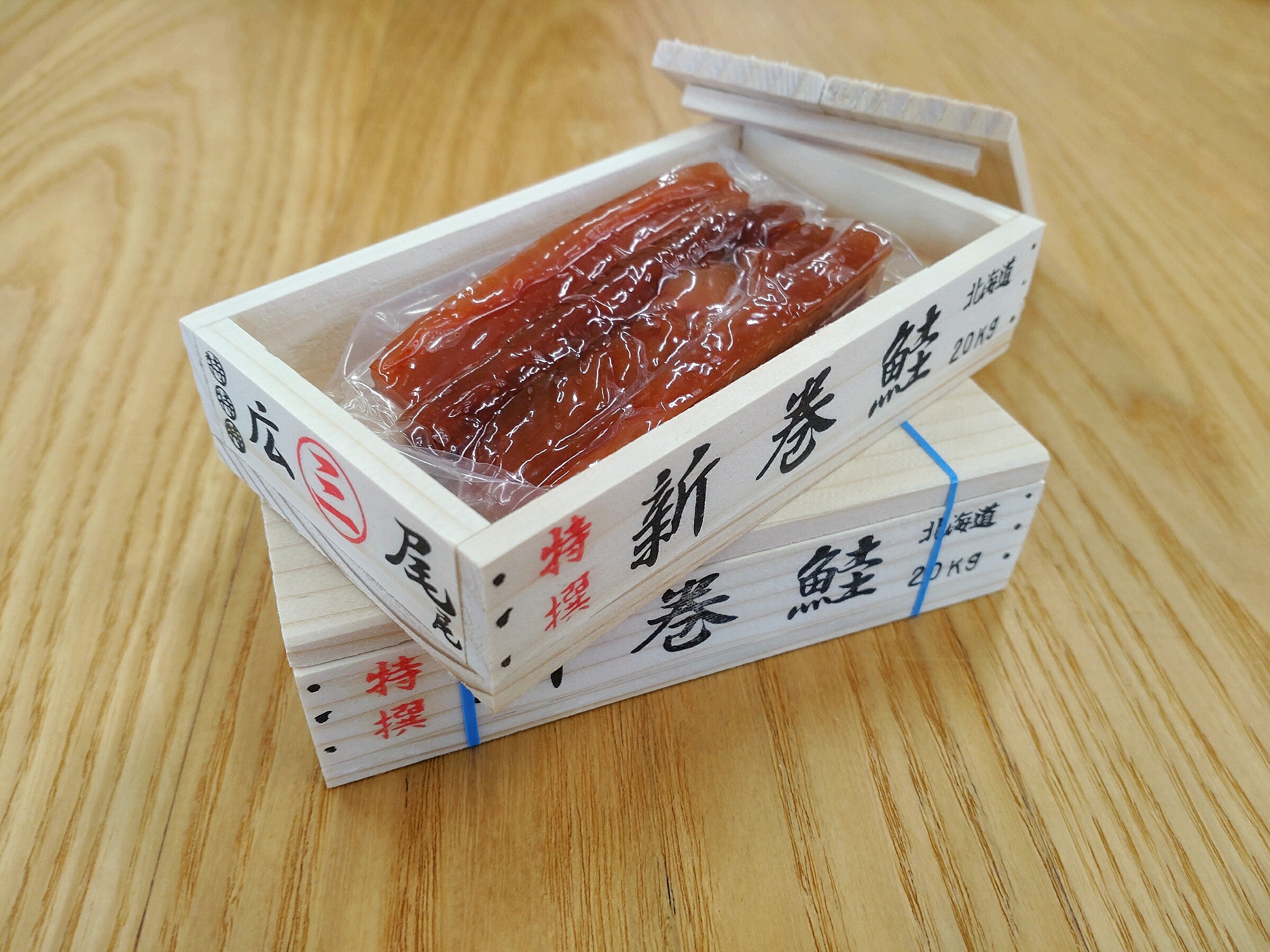【ふるさと納税】新巻鮭　ミニチュア木箱（鮭トバ入）２箱 8,000円