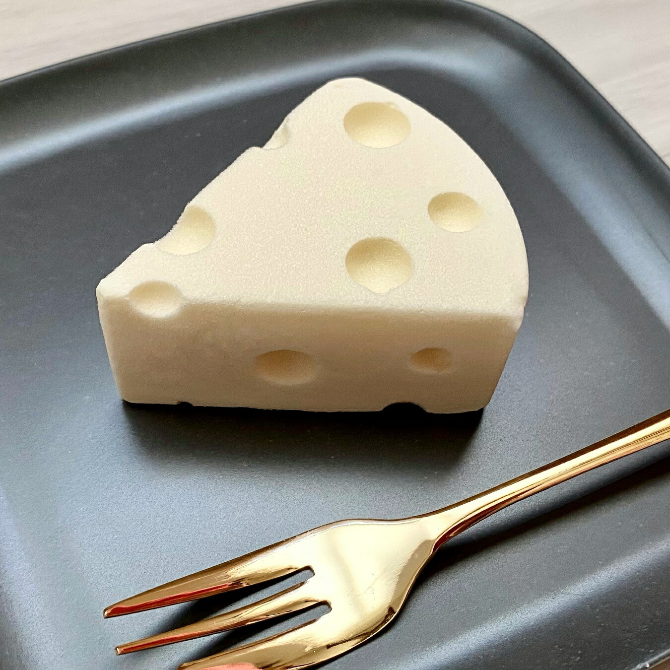 【ふるさと納税】ホワイトチョコレアチーズケーキ1ホール、ヨーグルト3個セット