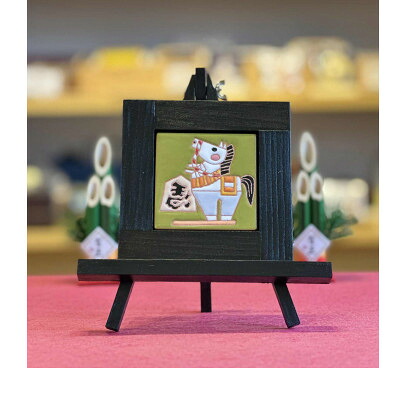【ふるさと納税】スペインタイル　干支絵タイル　7.5cm&times;7.5cm　木製フレーム・イーゼル付き【午】【1705132】｜宮城県女川町