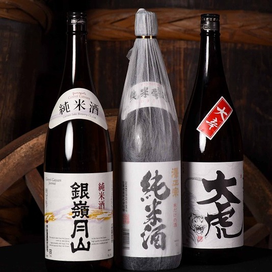 【ふるさと納税】純米酒 一升瓶 3本セット（1,800ml×３本） 【 お取り寄せ ご当地 特産 土産 地酒 日本酒 山形 晩酌 家飲み おうち時間 米 酒 蔵 詰め合わせ 詰合せ 飲みくらべ セット 千代寿虎屋 月山酒造 銀嶺月山 古澤酒造 澤正宗 東北 山形県 】