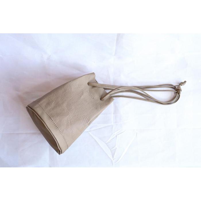 【ふるさと納税】【なめし革合切袋】Drawstring bag 色つや：Greige【かばん 流行り物 一般受け おすすめ 】
