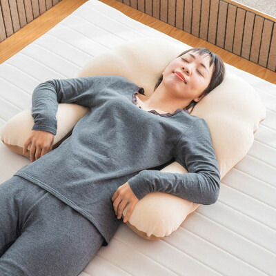 【ふるさと納税】抱かれ枕 アーチピローFUN(レギュラー/ベージュ)_ 抱かれ枕 枕 快眠 御休み 安眠 ベージュ レギュラー 一般受け おすすめ 差し上げ物 呉れて遣る 貨物輸送無料 【1424947】