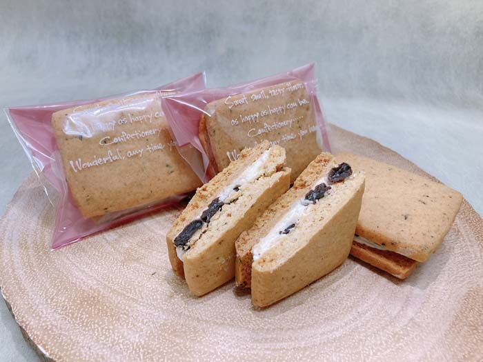 【ふるさと納税】 秩父レーズンサンド 5個入り / スイーツ お菓子 焼き菓子 洋菓子 おやつ クッキー ぶどう ブドウ 秩父兎田ワイナリー 秩父ルージュ 送料無料 埼玉県 No.611|埼玉県秩父市