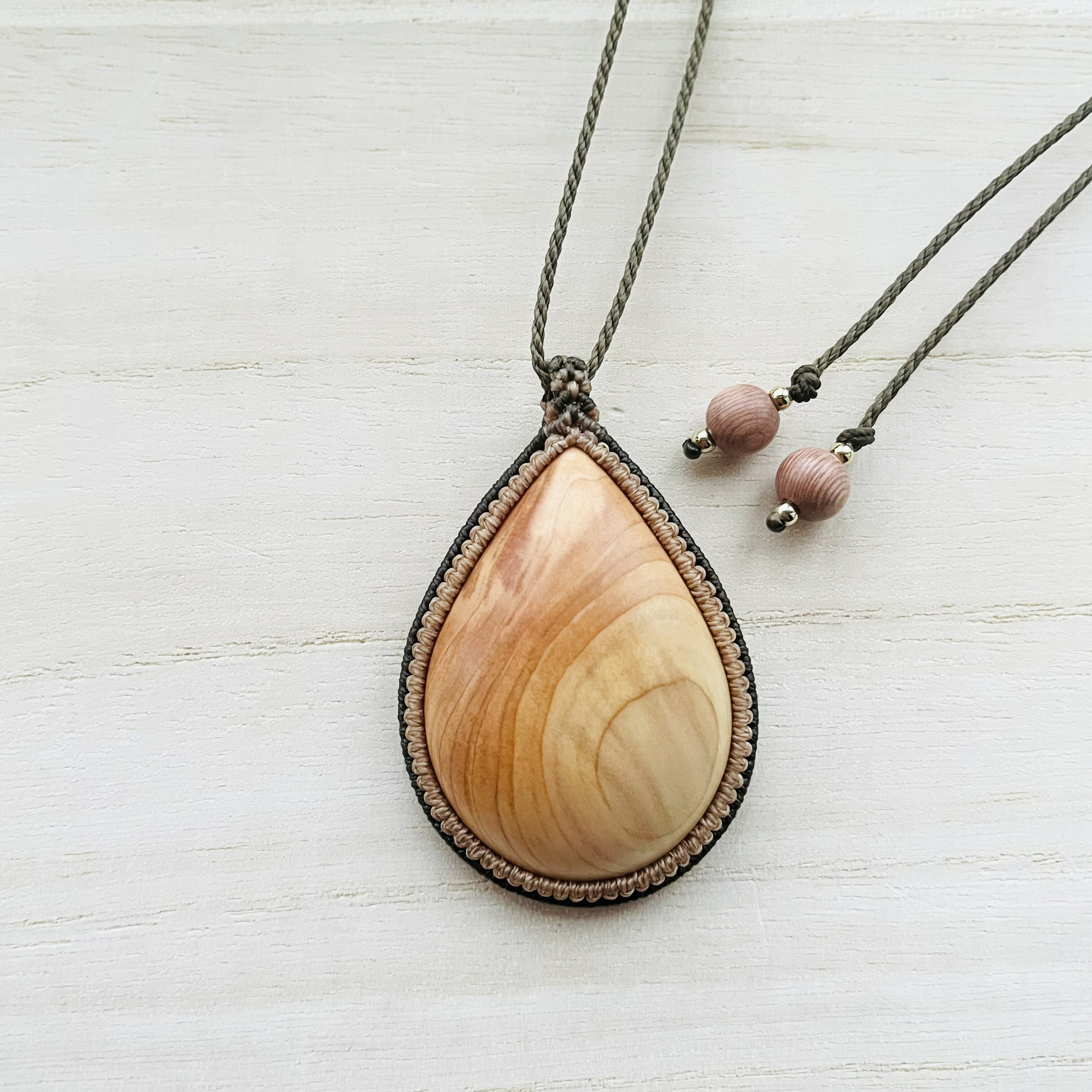 【ふるさと納税】西川材ペンダント(しずく) ファッション アクセサリー 小物 首元 装飾 普段使い お出かけ おしゃれ ナチュラル ヒノキ使用 木製 オリジナルペンダント  お届け：発注後3カ月程度 HNNP003