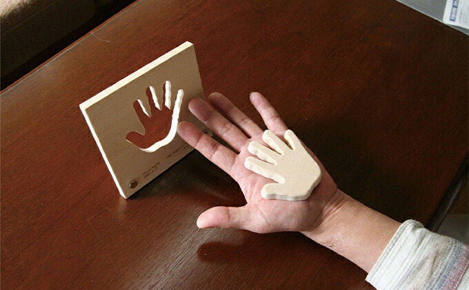 ふるさと納税 子どもの成長を手型に オリジナル手型フレームと木のおもちゃのセット 木箱box入り 玩具 おもちゃ 工芸品 オリジナル手型フレーム 木のおもちゃ 手型 お届け 発注後 2週間程度 Cliniquemenara Ma