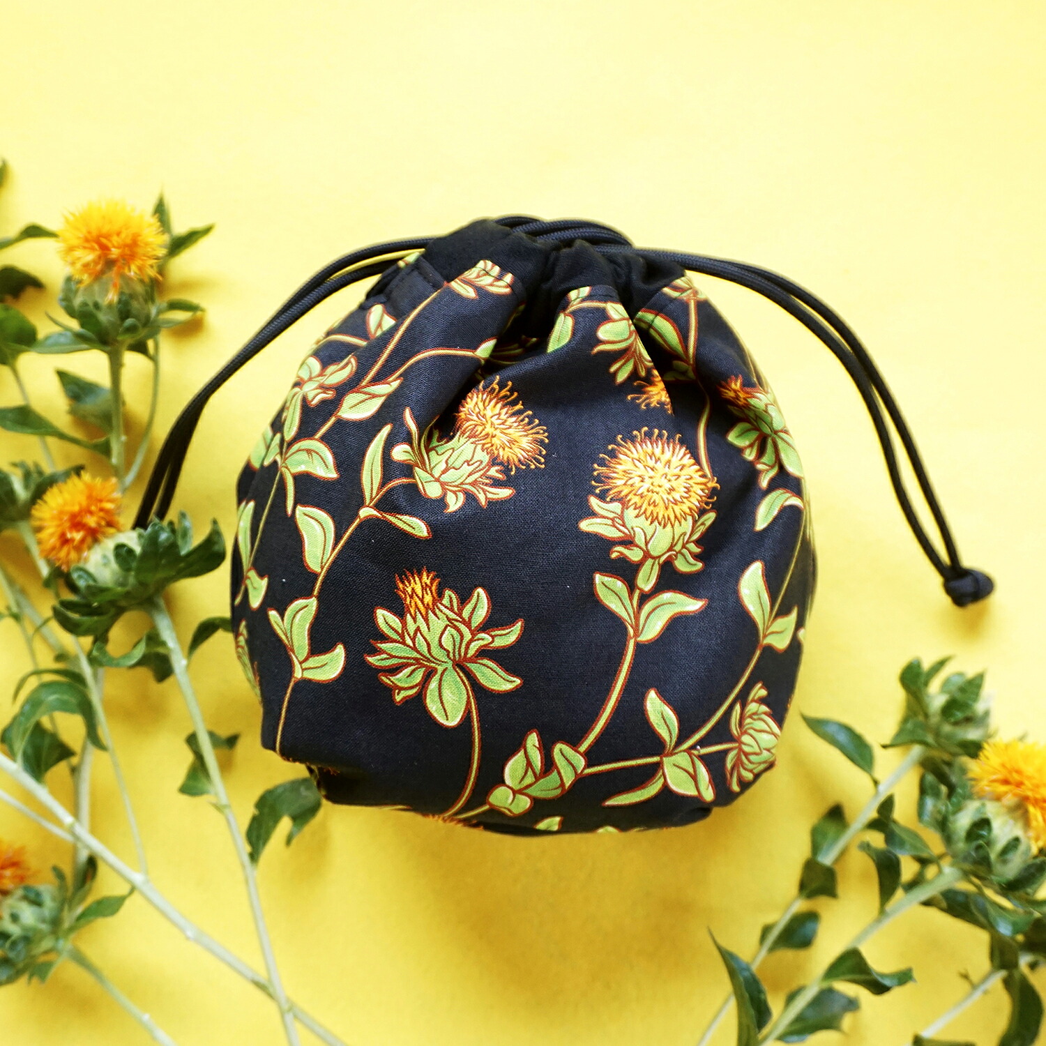 【ふるさと納税】まんまる巾着 袋 べに花柄 黒 | 巾着 巾着袋 バッグ 手提げ 袋 手提げ袋 ブラック べにばな 紅花 和柄 和装 小物 雑貨 収納 ポーチ ギフト 花柄 プレゼント 贈り物 埼玉県 桶川市 べに花の郷桶川市｜埼玉県桶川市