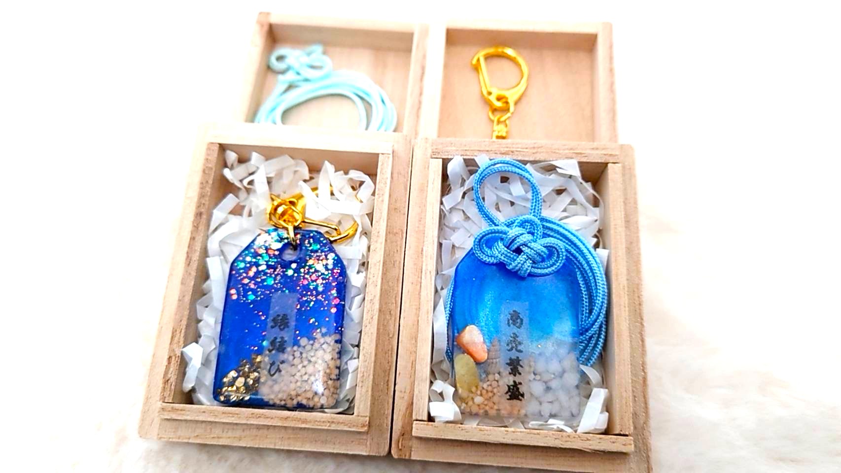 【ふるさと納税】お守りキーホルダー 2個セット / レジン製キーホルダー ハンドメイド アクセサリー 桐箱入り｜千葉県四街道市