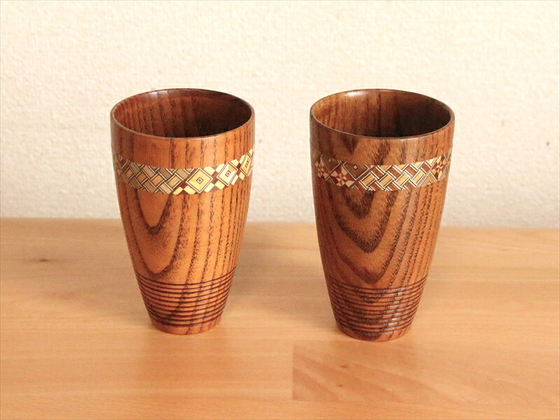【ふるさと納税】【箱根寄木細工をあしらった木製ジョッキ２点セット】保冷性に優れ、木肌のつくるクリーミーな泡立ちが格別の一杯に【キッチン用品 食器 雑貨 日用品 木製食器　職人メイド 工芸品 職人の手作り おしゃれ食器 神奈川県 小田原市 】｜神奈川県小田原市