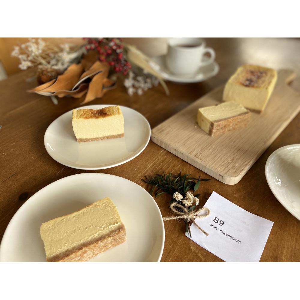 【ふるさと納税】ハグするチーズケーキ 【プレーン味/まるごと1本】(プリザーブドフラワー付) | ケーキ チーズケーキ スイーツ お菓子 食品 おすすめ 送料無料|新潟県