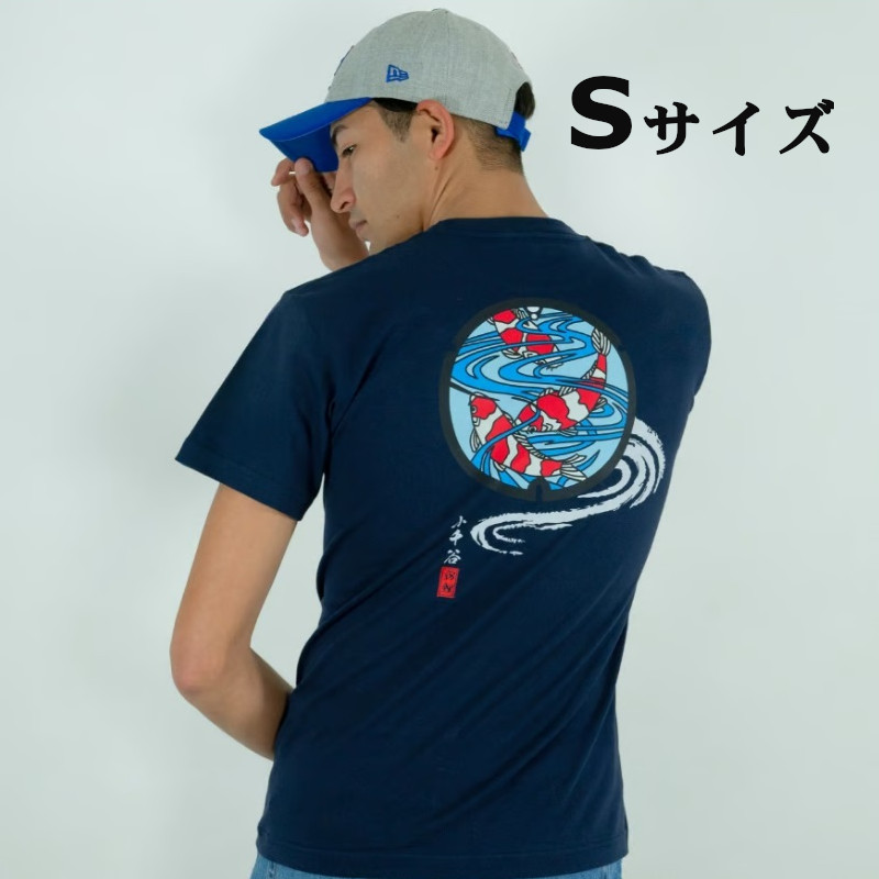 ふるさと納税 服 新潟県 小千谷市 小千谷市マンホールTシャツ（白） Sサイズ 錦鯉バックプリント TAK JAPAN 0037-0003SV01-01 Sサイズ 小千谷市マンホールTシャツ（白） 【Sサイズ】 錦鯉バック