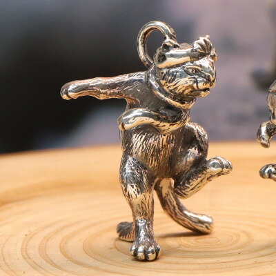 【ふるさと納税】【和の彩 wanoiro】銀製『鉢巻を締めて踊る猫又』妖怪もののけ根付ジュエリー 659-860【配送不可地域:離島・沖縄県】【1490345】|山梨県