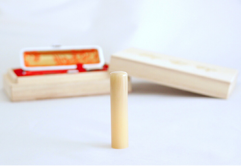 【ふるさと納税】純白牛角印鑑12mm 甲州印伝ケース・桐箱付 雑貨 日用品 牛角 うしのつの ハンコ 判子 印鑑 実印 オーダーメイド 山梨県 身延町｜山梨県身延町 48,600円