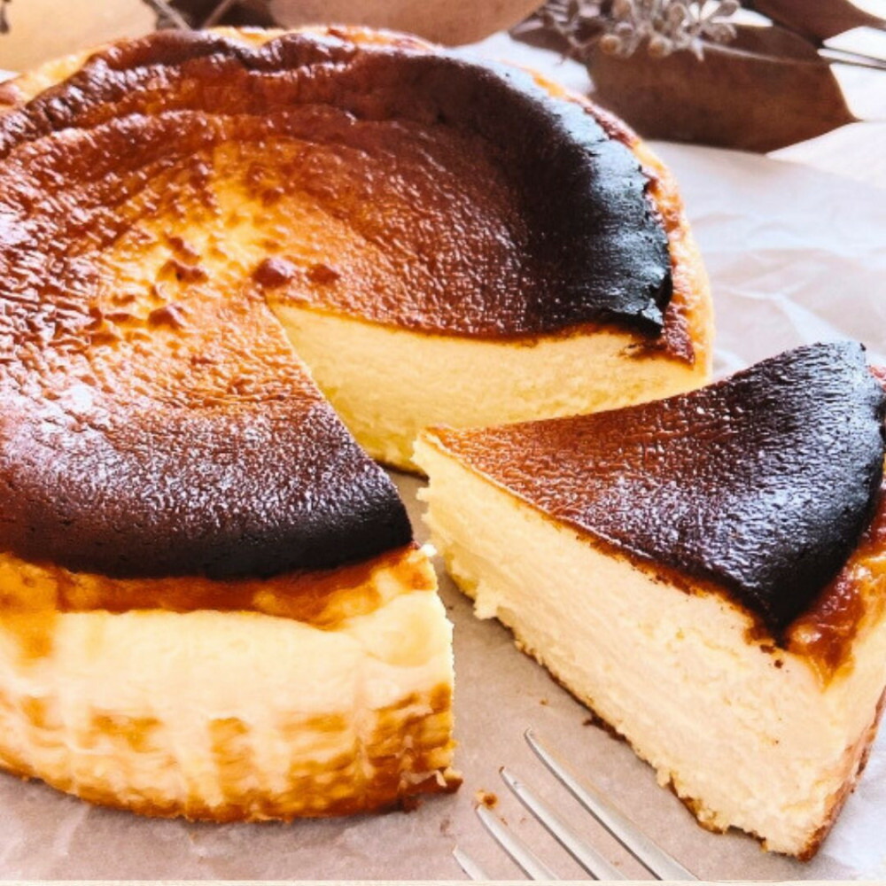 【ふるさと納税】厳選素材 濃厚 大町 バスクチーズケーキ 4号サイズ | スイーツ 手作り 洋菓子 国産　人気 おすすめ デザート 焼き菓子 ギフト プレゼント 高級感 保存食 送料無料 長野県 大町市 ふるさと納税