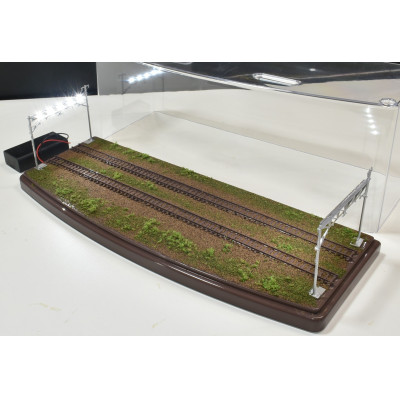 【ふるさと納税】Nゲージ用 鉄道模型ジオラマ展示台 複線ヤード灯照明付き(電池BOX付)【1659793】