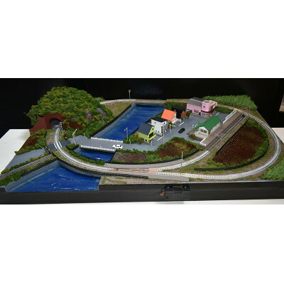 【ふるさと納税】【Nゲージ】1/150 鉄道線路ジオラマレイアウト単線 90×60糎 引込駅(照明装置付き添い人)尖んがり手動【1662233】