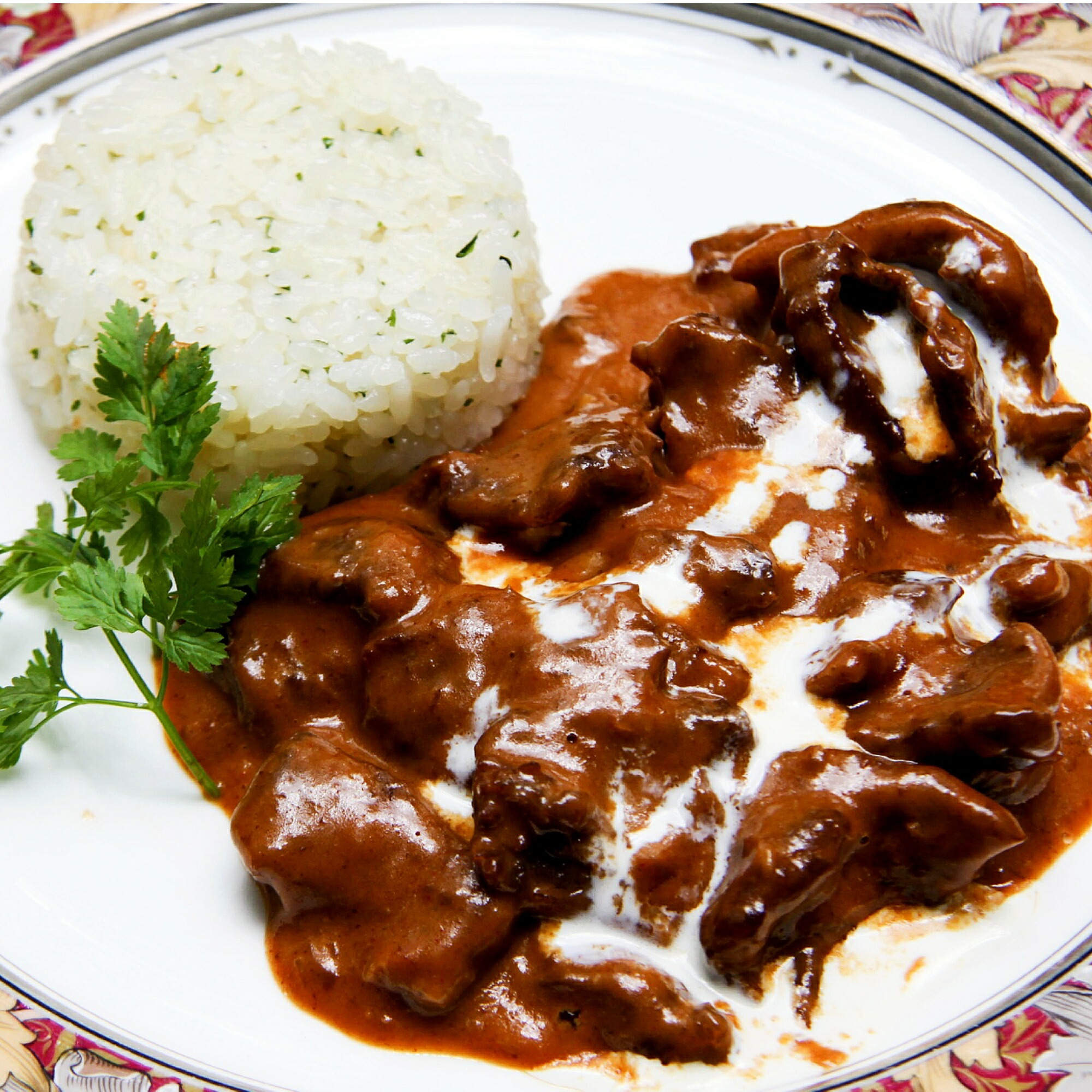 【ふるさと納税】白馬産ジビエ 鹿肉ストロガノフ 180g×3パック　お肉　肉厚　デミグラスソース　グルメ　ランチ　ディナー　冷凍　食品　洋食　長野県白馬村