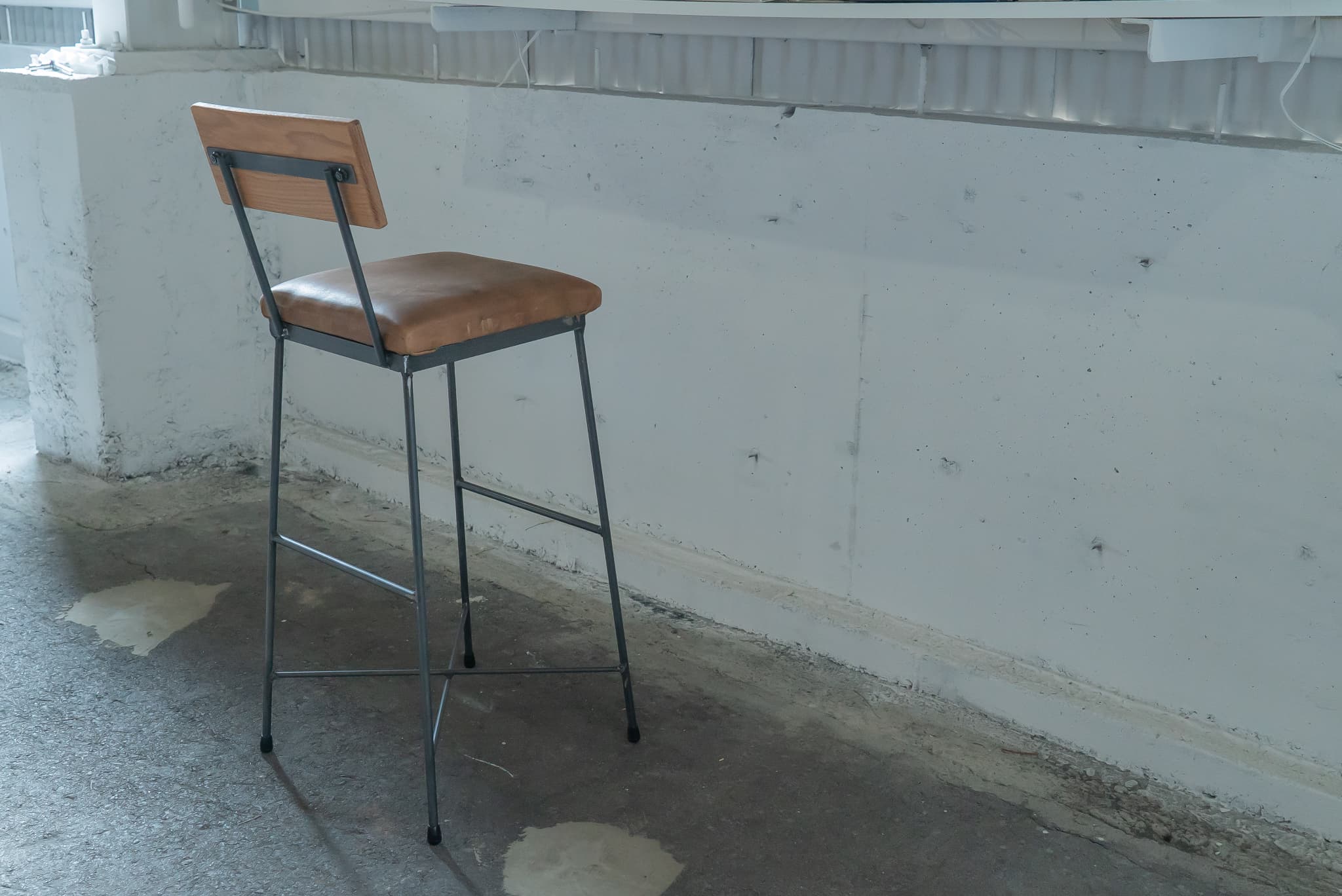 【ふるさと納税】SK COUNTER CHAIR -本革- チェア 椅子 イス いす 家具 レザー ブラウン アイアン スチール アンティーク レトロ インテリア モダン シンプル スタイリッシュ 鉄製 SIKAKU 岐阜県 大垣市|岐阜県大垣市