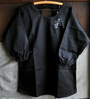 【ふるさと納税】手刺しゅう かっぽう着 黒 先着7枚押さえる |あ！寝装ピアッツァ木綿コウ 先着 押さえる かっぽうぎ 煮炊き着 勝手もと設備 前垂れ 一皿分の料理 国産 日本製 一風変わった 岐阜 岐阜県 美濃加茂 美濃加茂市 貨物輸送無料 M29S08