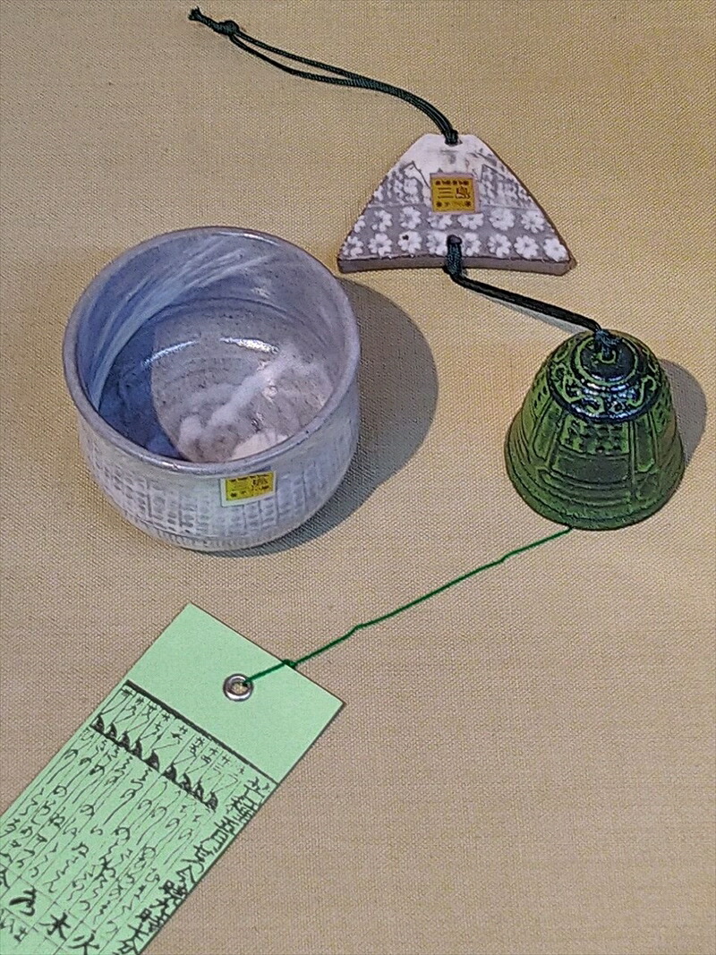 【ふるさと納税】 三島産 三島暦 手風鈴 くつろぎ 仕掛けるA 瀬戸もの 手作り 珠玉 今めかしい 和風 芸術美 差しあげる用 差し上げ物 風鈴 水呑み 湯呑 言い慣わし芸術 夏  風鈴全体長約52ｃｍ  差しわたし約7糎 高さ約5糎 三島市 静岡県