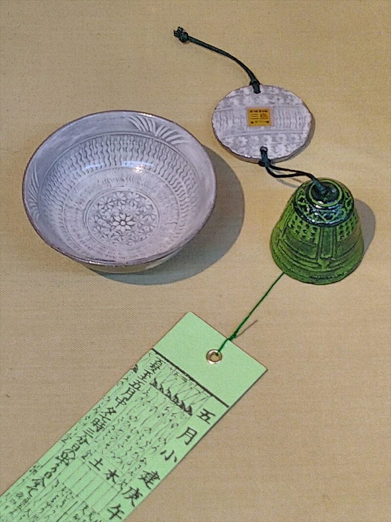 【ふるさと納税】 三島産 三島暦手風鈴 くつろぎ セットB 陶器 手作り 逸品 おしゃれ 和風 工芸美 贈答用 プレゼント 風鈴 茶碗 お皿 風鈴全体長 約52cm 平盃 口径 約9cm 高さ 約4cm 三島市 静岡県