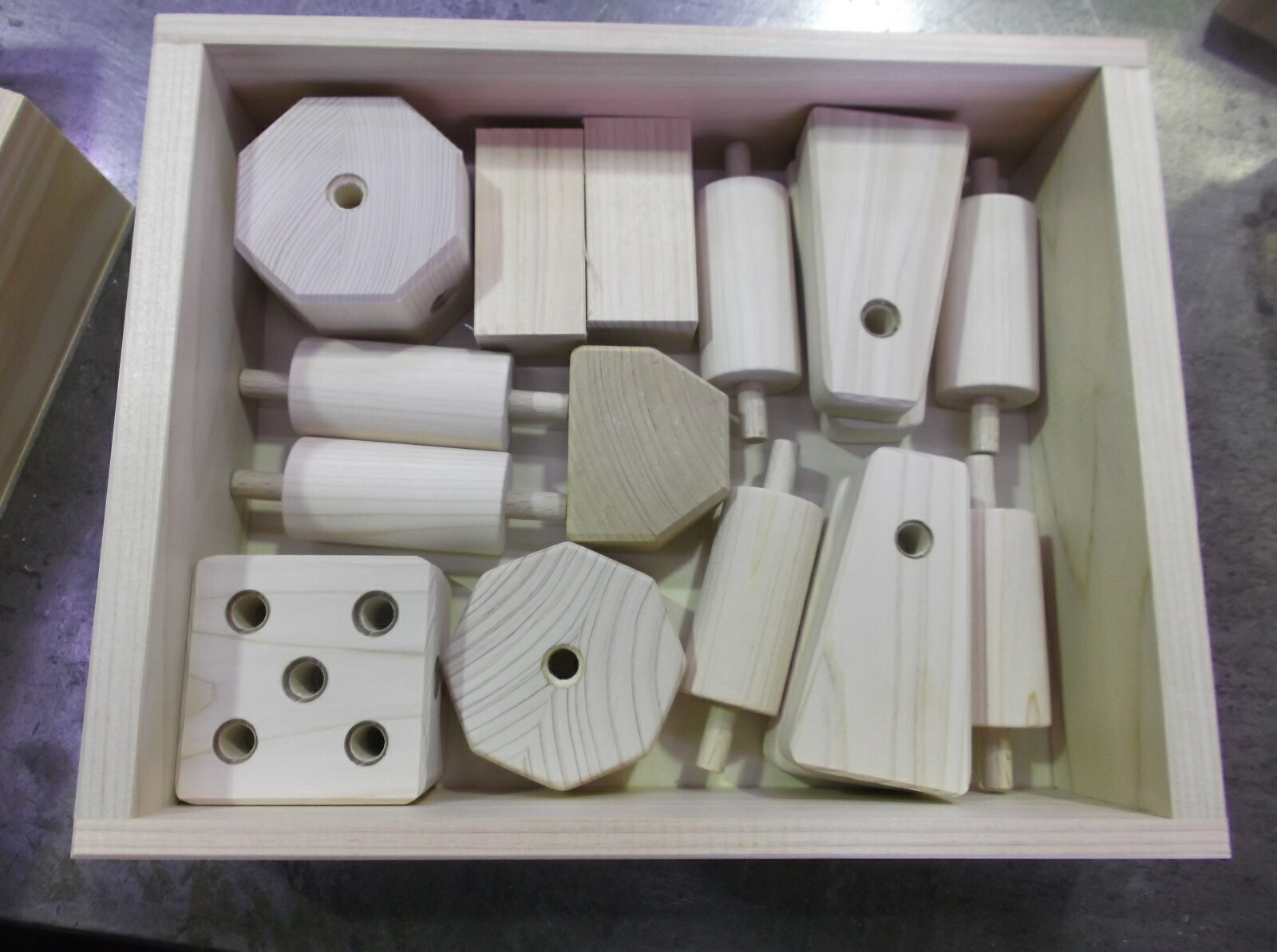 【ふるさと納税】バランスつみき(17ピース入り) 木製メッセージカード セット 富士ひのき やさしい手触り 手づくり 心地よい香り クリエイティブ 知育玩具 おもちゃ 出産祝い お孫さんに プレゼント日本製 自然 関野木型製作所 静岡県 富士市 木製玩具 (1458)