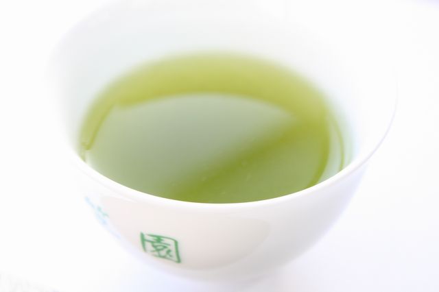 日本に 手摘み深蒸し掛川茶 100ｇ×３缶〔銘茶 お茶 緑茶 煎茶 茶葉 静岡 掛川茶〕 fucoa.cl