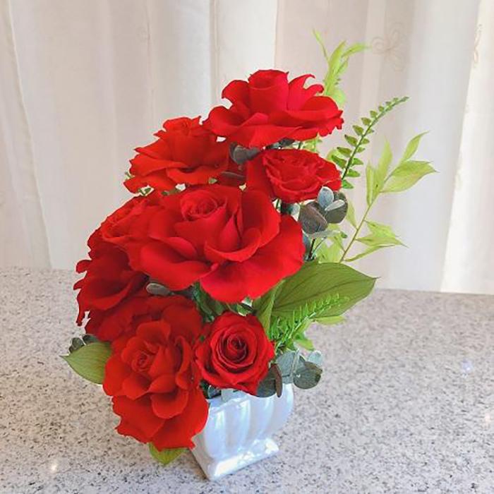 【ふるさと納税】大輪のバラの花が咲き誇るプリザーブドフラワー・bell薔薇（クリアケース入り）　レッド系｜愛知県名古屋市