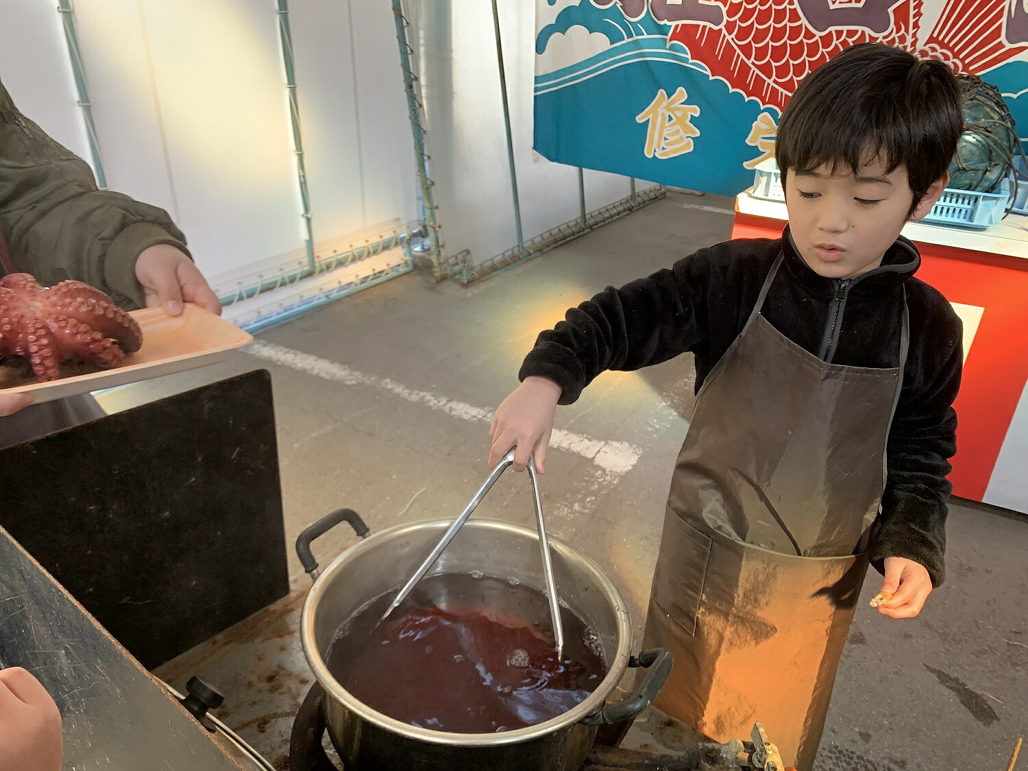 楽天市場 ふるさと納税 G0161 蒲郡海鮮市場 うんまいタコのゆでたて体験 ご来店 体験プラン ご当地名産品土産つき めひかり 味噌 アカザエビせんべい ガマゴリうどん 愛知県蒲郡市