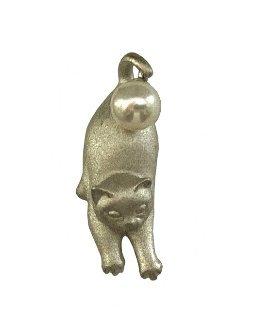 【ふるさと納税】1188 アコヤ真珠SILVERタックブローチ 飛び降りるネコ　アコヤ真珠 シルバーブローチ 猫 動物 高品質 国産 かわいい フォーマル カジュアル おしゃれ レディース パール 伊勢志摩｜三重県伊勢市 21,900円