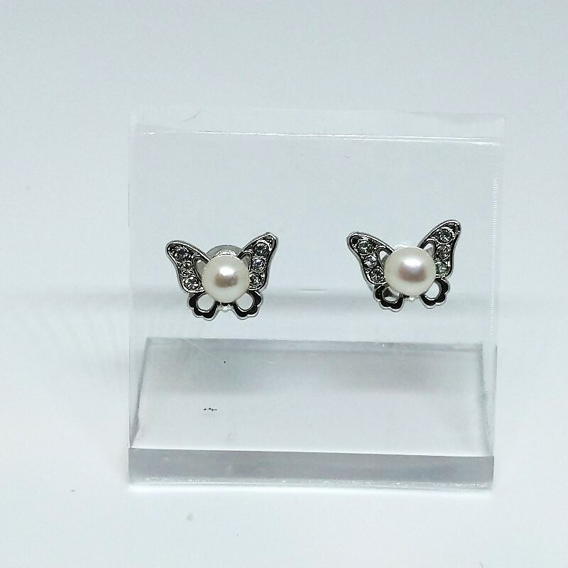【ふるさと納税】2202 真珠ピアス・バタフライ（淡水本真珠・ボタン）贈り物 かわいい アクセサリー カジュアル オシャレ クリスマスプレゼント 蝶々｜三重県伊勢市