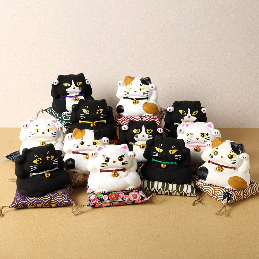 【ふるさと納税】桑名鋳物の中子屋さんが作った招き猫 1個 ミニ座布団 ＜選べる種類＞ 12種類 黒猫 ハチワレ猫 白猫 三毛猫 丸目のつり目 丸目のたれ目 縦目 招き猫 まねきねこ ネコ 猫グッズ 置物 オブジェ インテリア 小物 雑貨 三重県 桑名市 送料無料 9,240円