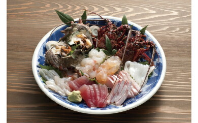 【ふるさと納税】豪華 旬のお刺身盛合わせ マグロ まぐろ 鮪 カンパチ かんぱち 勘八 イカ いか 烏賊 サザエ さざえ 栄螺 伊勢えび 伊勢エビ イセエビ いせえび 海鮮 魚貝類 魚介類 刺身 刺し身 旬の刺身 手軽 簡単 冷蔵 三重県 尾鷲市 UO-36