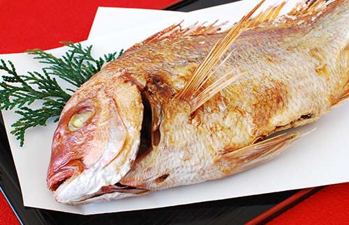 【ふるさと納税】 鯛 塩焼き 1～1.2kg 前後 ブランド 真鯛 簡単 祝事 tai たい タイ 海鮮 魚介 高級魚 お食い初め ハレの日 お祝い ギフト ギフト用 贈答 贈答用 加工品 惣菜 三重県 伊勢 志摩 南伊勢町 ジューシーで甘み溢れる鯛の塩焼き はさま あなたに逢い鯛。