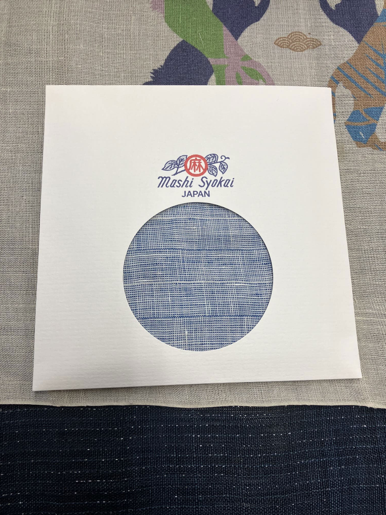 【ふるさと納税】 近江の麻 ハンカチ 麻絲商会 滋賀県 東近江市 O-E11 ハンカチ 麻 近江 ギフト プレゼント 贈り物 高品質 吸水性 速乾性 清潔 抗菌 防臭 天然素材 伝統 手土産 ビジネス カジュアル おしゃれ 上品 男女兼用 オールシーズン