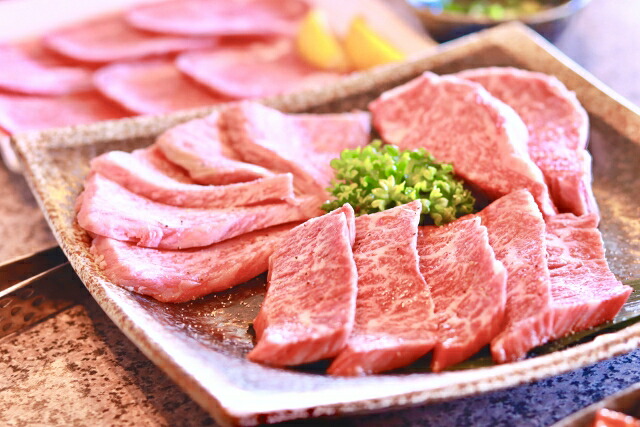 【ふるさと納税】 【近江牛 焼肉セット(肩ロース・カルビ) 2kg】 肉 牛肉 ブランド牛 三大和牛 和牛 黒毛和牛 国産 バーベキュー 贈り物 ギフト プレゼント 冷凍 滋賀県 竜王