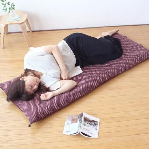 【ふるさと納税】【 洛中高岡屋 】うたた寝にちょうどいい寛ぎのアイテム　カバータイプごろ寝敷きふとん（パープル系） | 京都 ふとん 布団 敷布団 寝具 ギフト お祝い 内祝い 座布団 老舗 洛中高岡屋 京都府 京都市