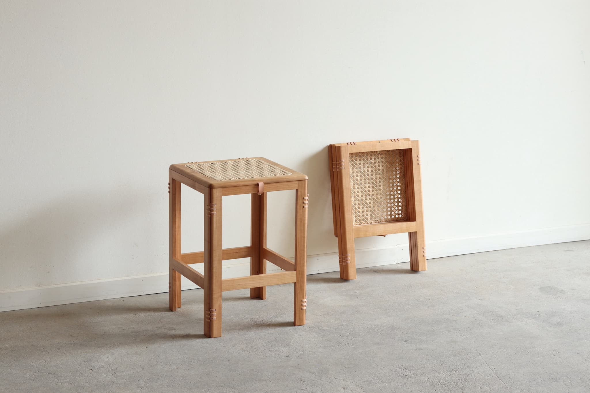 【ふるさと納税】木製折り畳み居敷き「patol stool」 籐張り(1脚) 調度品 室内装飾 腰かけ イス 木 折りたたみ 和風 今めかしい 一般受け 言い慣わし 応用科学 勝ちえる 【uj-CY008】【平山日装置店】