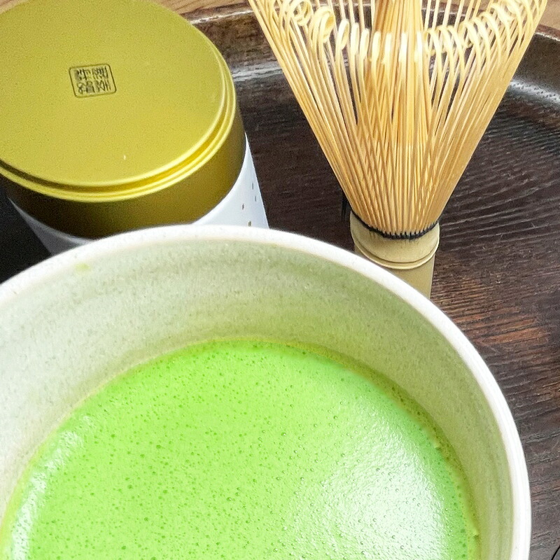 【ふるさと納税】日本茶鑑定士監修の宇治抹茶（40g入り）と白ティーカップ〈お茶 茶 煎茶 緑茶 粉末 宇治抹茶 抹茶 ティーカップ 石臼挽き 飲料 加工食品 ハンドメイド 日本茶鑑定士〉