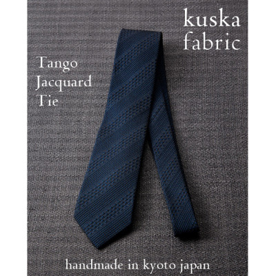 【ふるさと納税】【手織りタイ】ダークネイビー 丹後ジャカード五分五分 kuskafabric 京都・丹後の地絹布切れ【1689929】