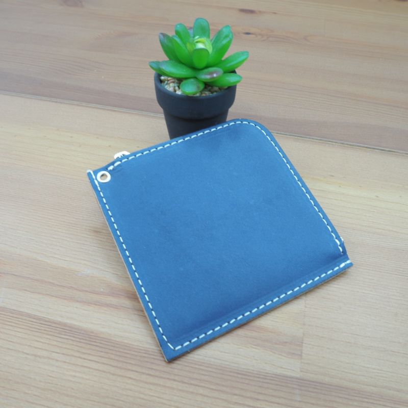 【ふるさと納税】 財布 プチウォレット【ブルー】 革 ( 縦約11cm × 横約11cm × 厚さ約1.0cm ) / 雑貨 ミニ財布 コンパクト財布 パスケース 国産牛ナメ革 シンプル