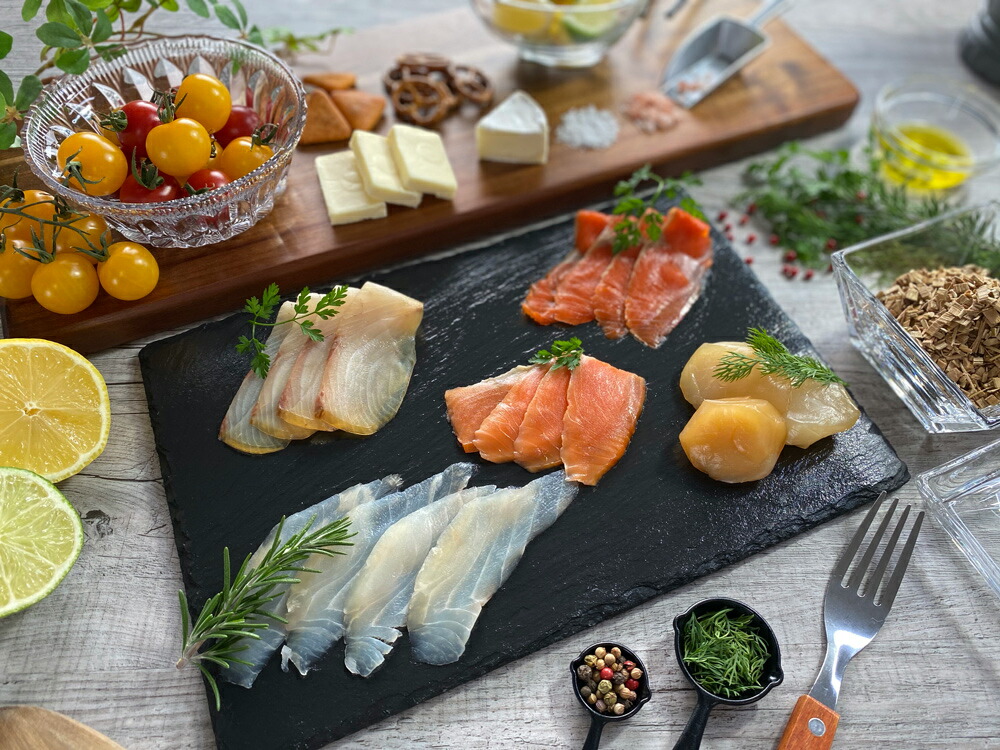【ふるさと納税】冷燻製おつまみ5種 キングサーモン 天然紅鮭 帆立貝柱 真鯛 しっとりと生ハム感覚｜株式会社ヒラオ スモーク サーモン 鮭 さけ しゃけ  帆立 ホタテ 鯛 海鮮 食べ比べ くんせい 燻製 ギフト [0461]