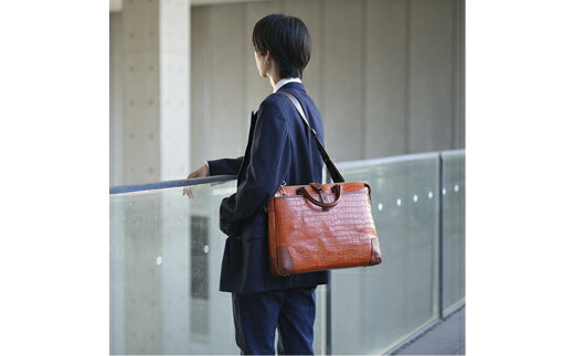 【ふるさと納税】豊岡鞄 craftsmanship クロコ型ブリーフ サンセット 197712 / 木和田正昭商店 クロコダイル調 本革 ブリーフケース ビジネスバッグ メンズ ビジネスカジュアル カバン バッグ A4ファイル収納 手持ち ショルダーベルト付属 2way 81,400円
