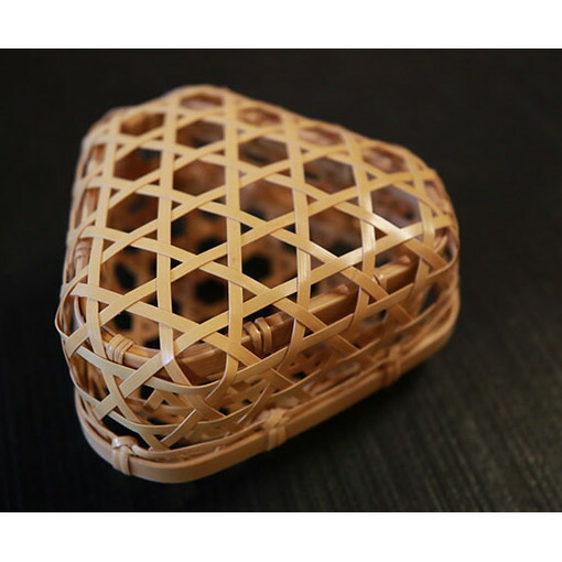 【ふるさと納税】【一点ずつ手作り】自然素材にこだわったおにぎり籠 工芸品 雑貨 かご カゴ 日用品