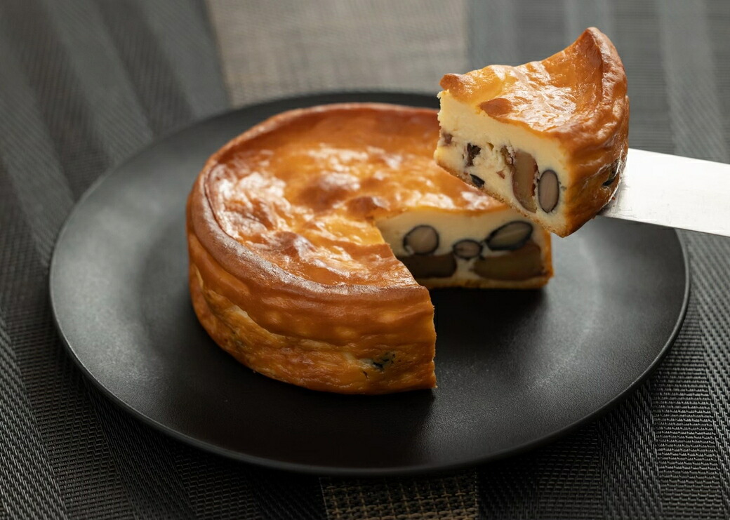 【ふるさと納税】丹波栗と丹波黒豆が入った「市郎兵衛チーズケーキ」5号（15cm） | 兵庫県 丹波篠山市 チーズケーキ 雪岡のチーズケーキ ベイクドチーズケーキ 洋菓子 スイーツ 黒大豆 栗 渋川栗 手土産 贈り物 冷凍食品｜兵庫県丹波篠山市
